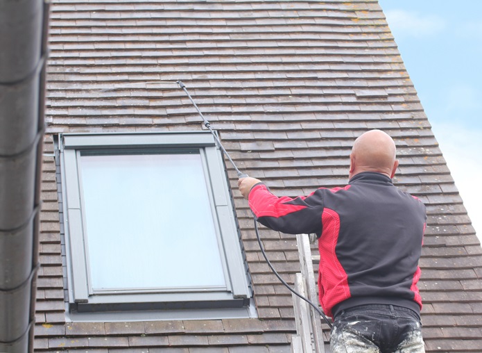 D�moussage de toiture au nettoyeur haute pression